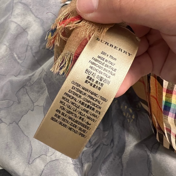 Burberry lightweight scarves - Picture 4 of 4